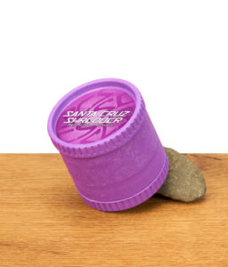 Santa Cruz Hanf Grinder 4teilig geöffnet