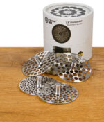 Flower Mill 2,5" Mahlplatten im Set von Sehr Fein, Fein, Grob und Sehr Grob auf Holzunterfläche