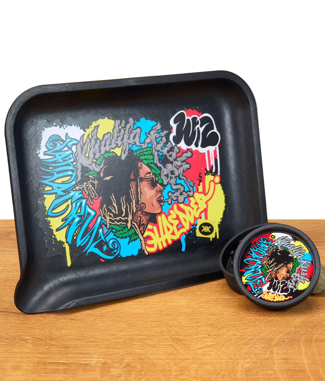 santa-cruz-wiz-khalifa-set-jpg Santa Cruz Rolling Tray und Grinder aus Hanf auf einem Holzbrett vor wei0em Hintergrund