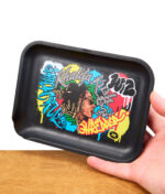 Santa Cruz Hemp Tray gehalten von einer Hand auf einem Holzbrett