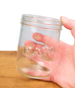 RAW Mason Glass Jar 16oz in der Hand gehalten