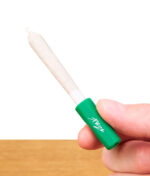 Hand hält den grünen Silikon Adapter von PURIZE und doobiewood