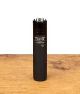 Clipper mit soft touch oberfläche in Schwarz auf einem Holzbrett
