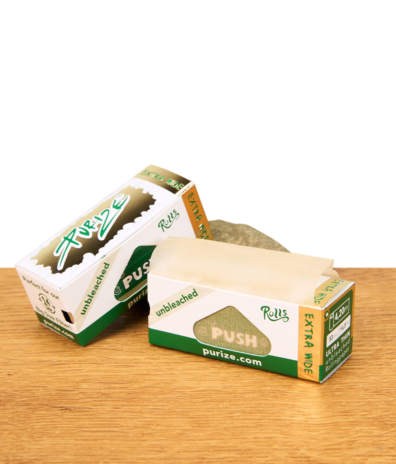 purize-brown-extra-wide-rolls-jpg Ungebleichte, extra breite Roll-Papiere in grüner Verpackung mit PUSH-Mechanismus auf Holztisch.