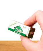 Hand hält die kompakte Verpackung mit Sichtfenster und PUSH-Beschriftung, Roll-Papier für selbstgedrehte Zigaretten.