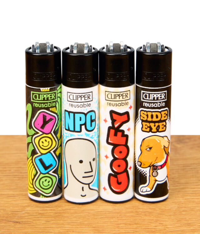 4 Clipper Feuerzeuge mit bunten Jugendwort Motiven wie NPC oder Yolo auf einem Holzbrett nebeneinander aufgestellt