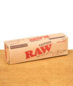 Verpackung des RAW Catcher Aschenbechers aus hitzebeständigem Nylon auf einem Holzuntergrund.