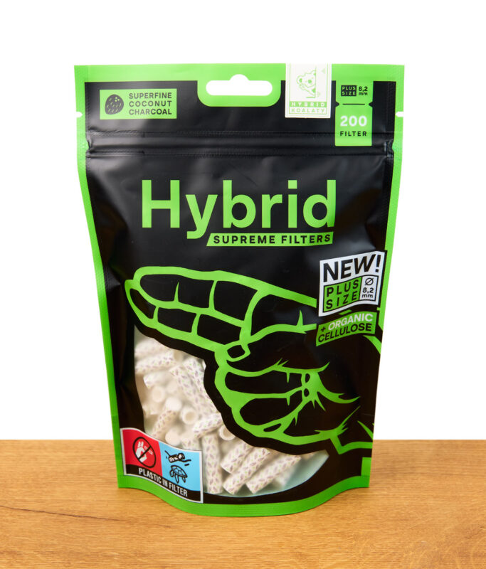 200er Tüte der Hybrid Supreme Plus Size Aktivkohlefilter auf Holz in grün schwarzer Verpackung