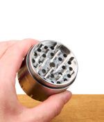 Hand hält offenen Edelstahl Grinder