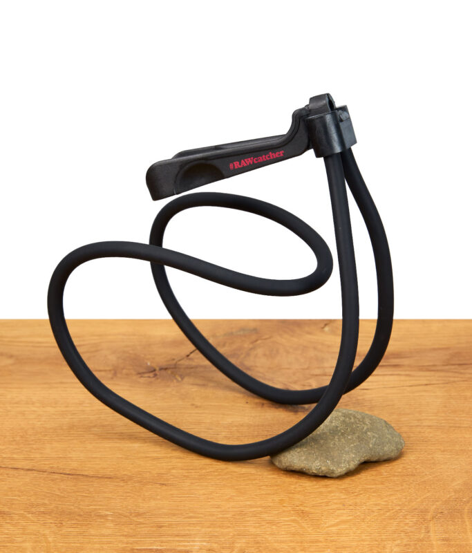 Hands Free Smoker von RAW auf einem Holzbrett
