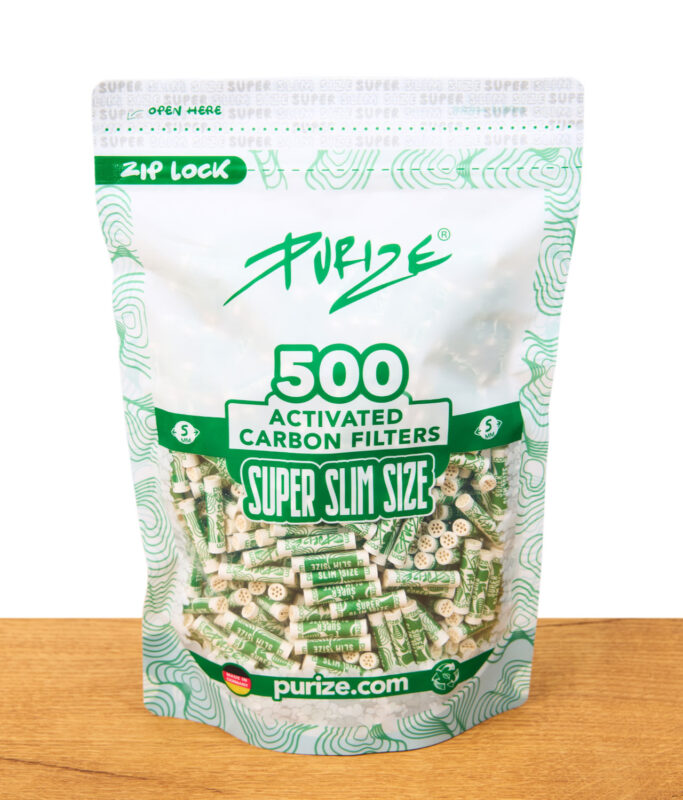 PURIZE Beutel mit 500 Super Slim Size Aktivkohlefiltern steht auf einem Holztisch; die Verpackung zeigt Produktdetails und das Markenlogo.