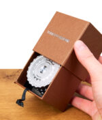 Hochwertiger Aluminium-Tabakgrinder mit Zahnung in geöffneter, brauner Geschenkbox, Schriftzug „Tobacco Grinder“ auf der Schachtel.
