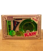 RAW Emerald Anniversary Giftset Verpackung mit grünem Aschenbecher, Tube, Schlüsselanhänger und Zubehör in einer limitierten Jubiläumsbox, auf Holzoberfläche.