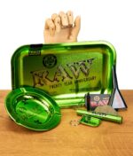 RAW Emerald Anniversary Complete Set: grünes Tablett, Aschenbecher, Schlüsselanhänger, Loader und Tube, limitierte Edition für das 20-jährige Jubiläum, auf Holz mit Deko-Hand.