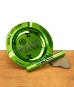 RAW grüne Emerald Anniversary Edition: Aschenbecher und Tube zum Transport von Rauchwaren, Jubiläums-Design auf Holzplatte.
