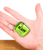RAW Emerald Tiny Tray in einer Hand gehalten, vor einem Holzbrett