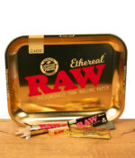 RAW Ethereal Bundle mit goldenem Rolling Tray, Classic Papers, Tips und Cones, Zubehörset für Raucherbedarf auf Holz.