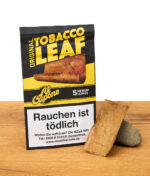 Tabakblatt von Al Capone Original an Stein angelehnt, Packung daneben