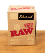 Verpackung der 500er Box der Ethereal Cones in 1 1/4 Size auf Holz mit weißem Hintergrund