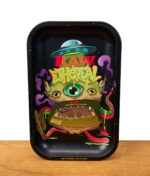 Das schwarze Tray mit buntem Aufdruck "Ethereal Monster" von RAW auf Holz