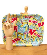Limitiertes RAW x Lyrical Lemoade Drehtablett mit Holzhand auf Holzplatte