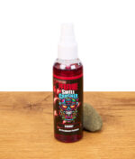 Smell Crusher Perfume Cherry Lufterfrischer Spray in roter Flasche mit Totenkopf-Design, stehend auf Holztisch mit Stein.