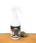 Smell Crusher Air Freshener & Odor Eliminator Spray New Car, weiße Flasche mit Auto-Motiv, stehend auf Holztisch mit Stein