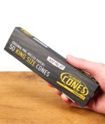 Hand hält Box The Original Cones King Size mit 50 vorgedrehten Joint-Hülsen, schnelle und einfache Anwendung