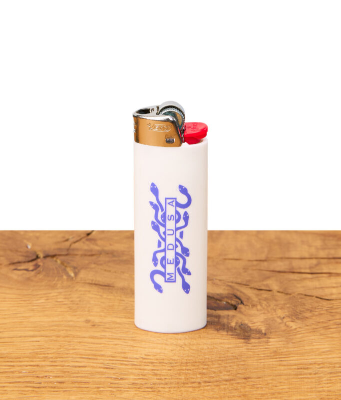 Vorderansicht Medusa BIC Feuerzeug, auffälliges blaues Schlangen-Logo auf weißem Grund, klassisches Einwegfeuerzeug