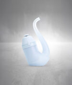 Hellblauer Puffco New Proxy Vaporizer auf hellem, nebeligem Hintergrund schwebend