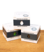 Black Leaf Lotus Grinder 63mm Verpackungen aus Flugzeug-Aluminium, stapelbar, mit Sichtfenster für verschiedene Grinder-Farben auf Holztisch