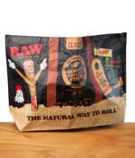 Tragetasche von RAW auf einem Holzbrett
