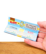 RAW x Lyrical Lemonade Paper Verpackung von einer Hand gehalten