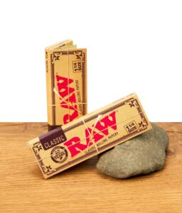 RAW Classic Paper im 1 1/4 Size Format auf einem Holzbrett