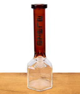 Blaze Glass Bong Klotz Amber mit braunem Hals und sechseckigem Boden, modernes Design aus Borosilikatglas, abgebildet auf Holzoberfläche