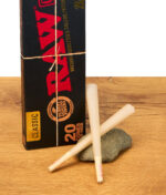 RAW Black King Size Cones 20er Pack, zwei vorgedrehte Cones auf Stein, schwarze Verpackung für natürliche ungebleichte Blättchen