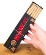 RAW Black King Size Cones 20er Pack, Hand hält Schachtel mit vorgedrehten braunen Cones, natürliche ungebleichte Drehpapiere