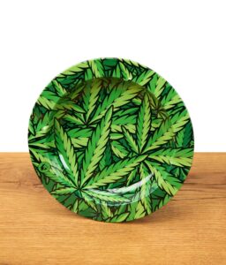 Fire Flow Aschenbecher mit grünem Hanfblatt-Muster, runder Metallaschenbecher auf Holztisch, stylisches Cannabis Zubehör