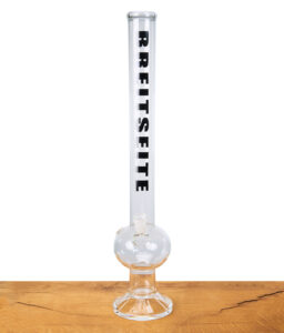 Glaspfeife BREITSEITE mit rundem Bauch und langem Zylinder, 550 mm hoch, aus klarem Borosilikatglas, stehend auf Holzoberfläche – ideal zum Filtern von Rauch.