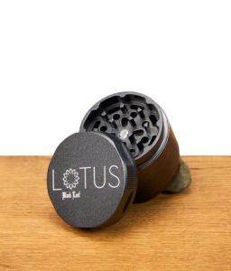 black-leaf-lotusgrinder-4-teilig-55mm-grau-titan.jpg