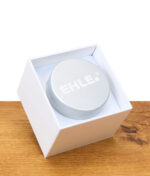 EHLE Keramik Grinder mit Deckel in weißer Verpackungsbox auf Holztisch sichtbar.