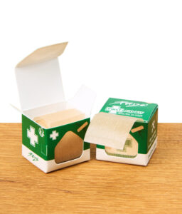 Geöffnetes Purize First Aid Kit mit sichtbar abgerolltem Pflaster – Mini Erste-Hilfe-Set grün, praktische Notfallausstattung für Outdoor, Camping, Reisen und Alltag.