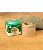 Purize First Aid Kit mit Pflasterrolle auf Holztisch – Mini Erste-Hilfe-Set grün für unterwegs, Outdoor, Camping und Reisen.