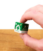 Hand hält kleines Purize First Aid Kit – Kompaktes Erste-Hilfe-Set grün, ideal für die Hosentasche beim Wandern, Outdoor oder Reisen.