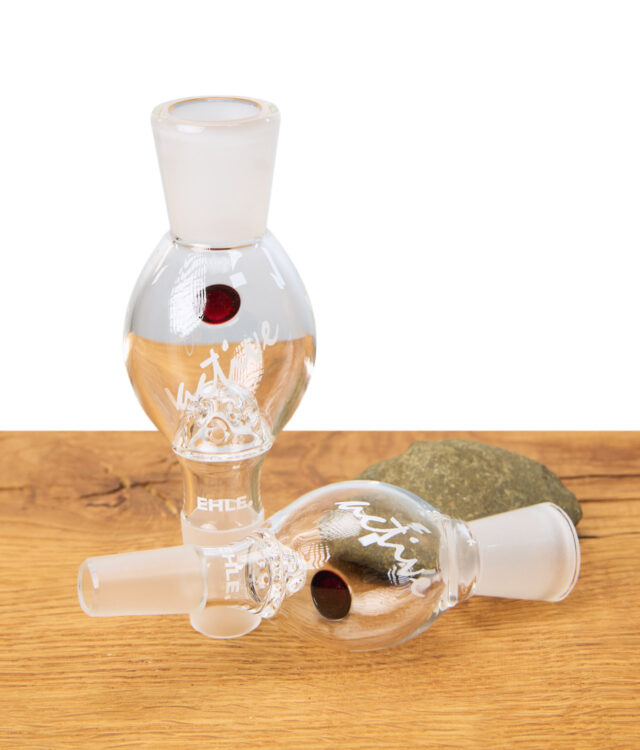 Hand hält EHLE Aktivkohleadapter mit Sieb, rundes Glasteil mit Beschriftung „active“, Adapter für Bong und Wasserpfeife, auf Holztisch.
