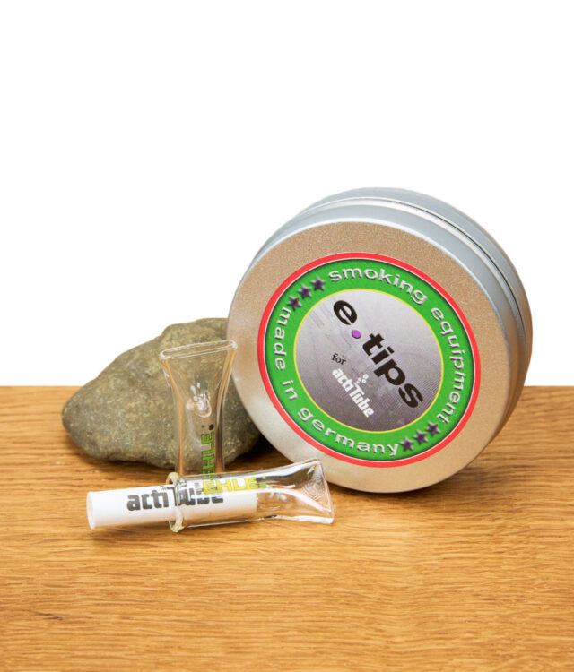 EHLE e-tips Glasfilter für actiTube Regular im Set mit Metallbox, zwei Glasfiltern und Aktivkohlefilter auf Holz.