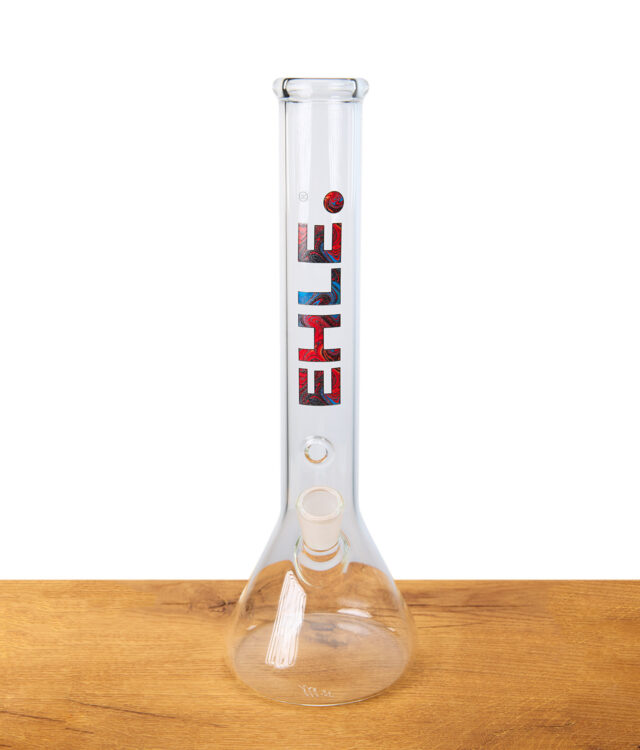 EHLE Beakerbong Brother aus Glas mit buntem Logo und Rundfuß, stehend auf Holztisch, 35 cm hoch.