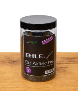 EHLE Aktivkohle Dose 150 Gramm, Aktivkohle aus Kokosnuss für Rauchfilter, Produktverpackung auf Holz, Markenlabel und Infos sichtbar