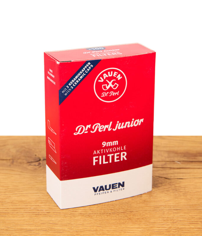 Vauen Dr Perl junior 9mm Aktivkohlefilter 100er Packung, rote Box für Pfeifenfilter, stehend auf Holz, Produktfoto
