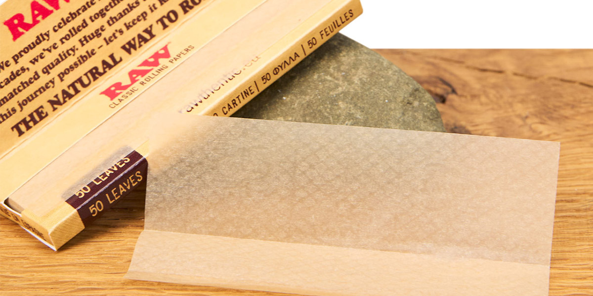 Die dünnsten Papers der Welt im Test, hier RAW Classic Paper auf Holz auf einem Stein angelehnt
